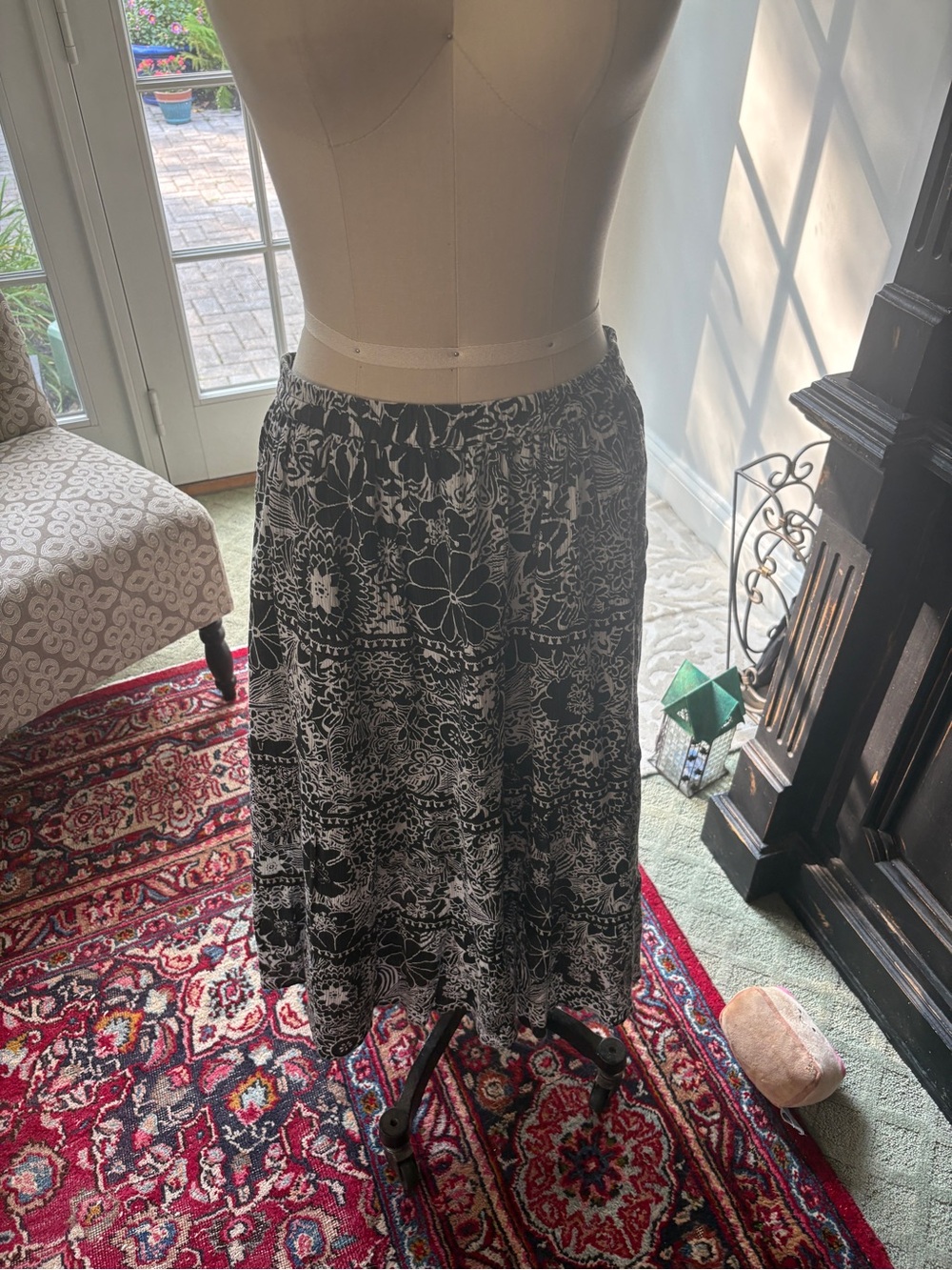 Black and white floral maxi skirt Sz M